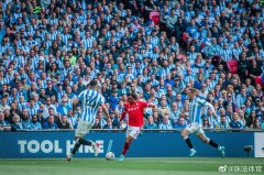 英超主帅续约后突然下课 引发球队人事变动与管理讨论